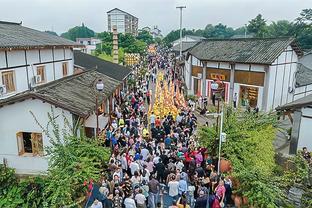 奥纳纳本场数据：2次扑救，传球成功率65.4%，全队最低6.4分